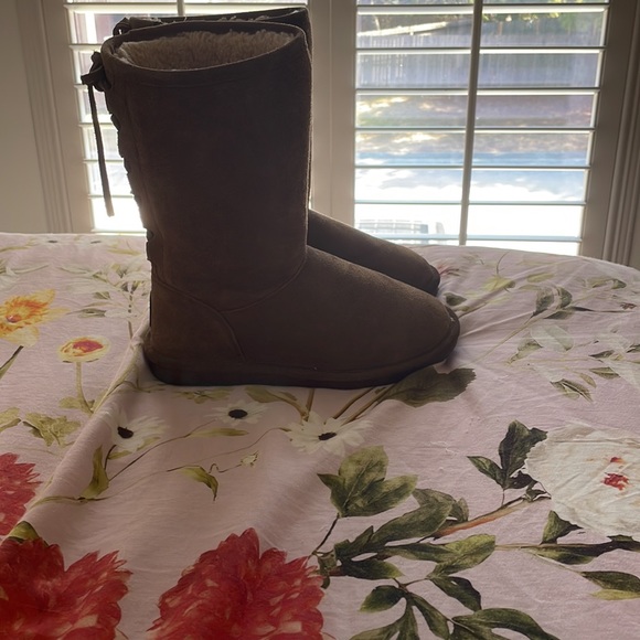 UGG bear paw boots tie back adorable perfect condition - Picture 2 of 6